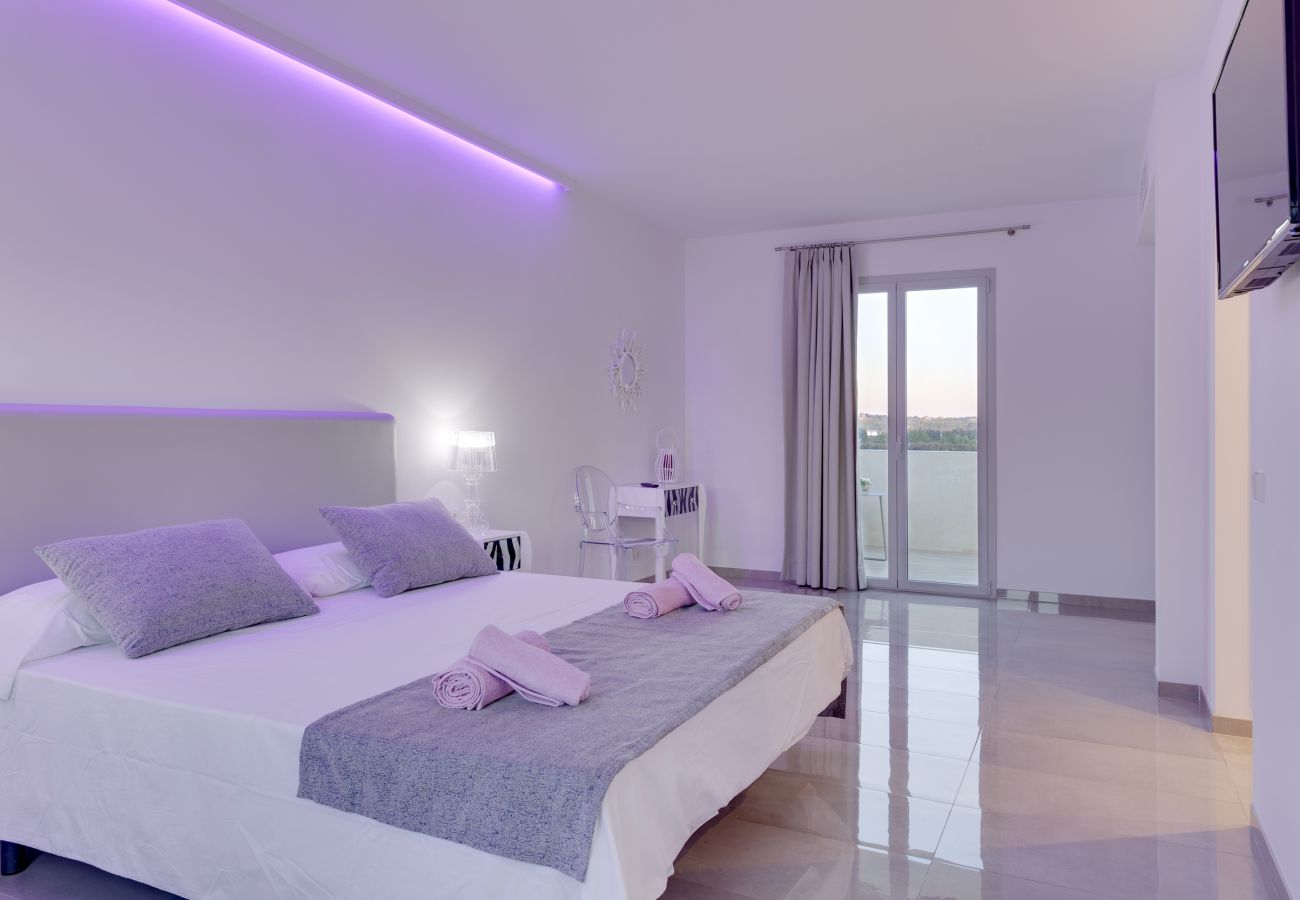 7 habitaciones dobles, 7 baños en suite, AC, wifi, bicicletas, jardín, piscina, barbacoa, campo de futbol y volley ball.