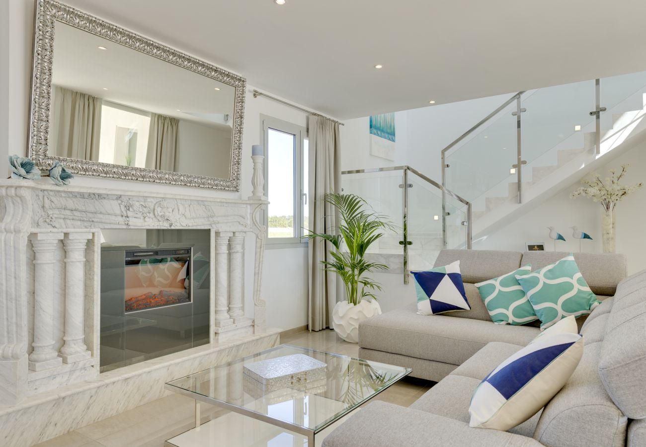 7 habitaciones dobles, 7 baños en suite, AC, wifi, bicicletas, jardín, piscina, barbacoa, campo de futbol y volley ball.