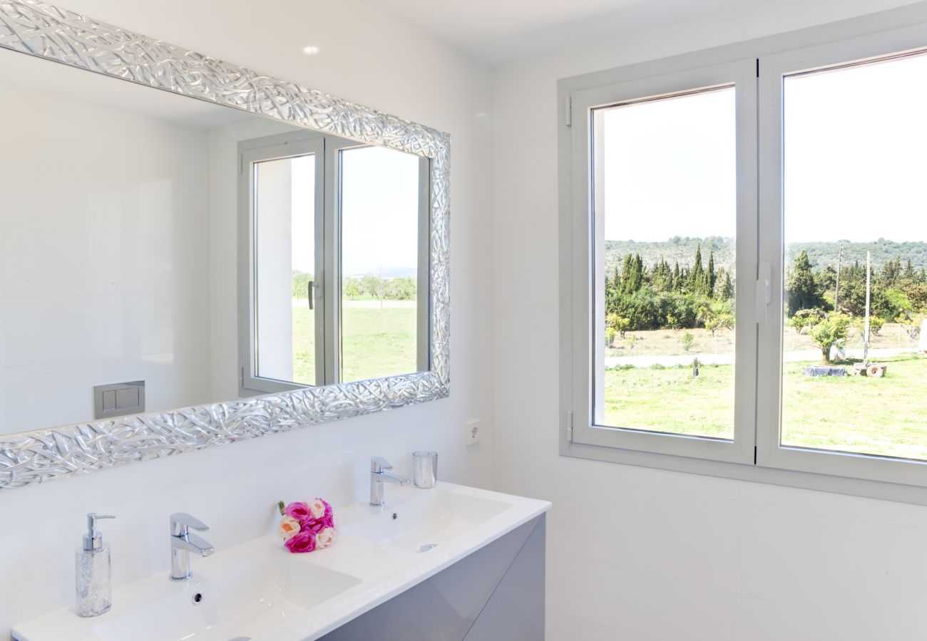 7 habitaciones dobles, 7 baños en suite, AC, wifi, bicicletas, jardín, piscina, barbacoa, campo de futbol y volley ball.