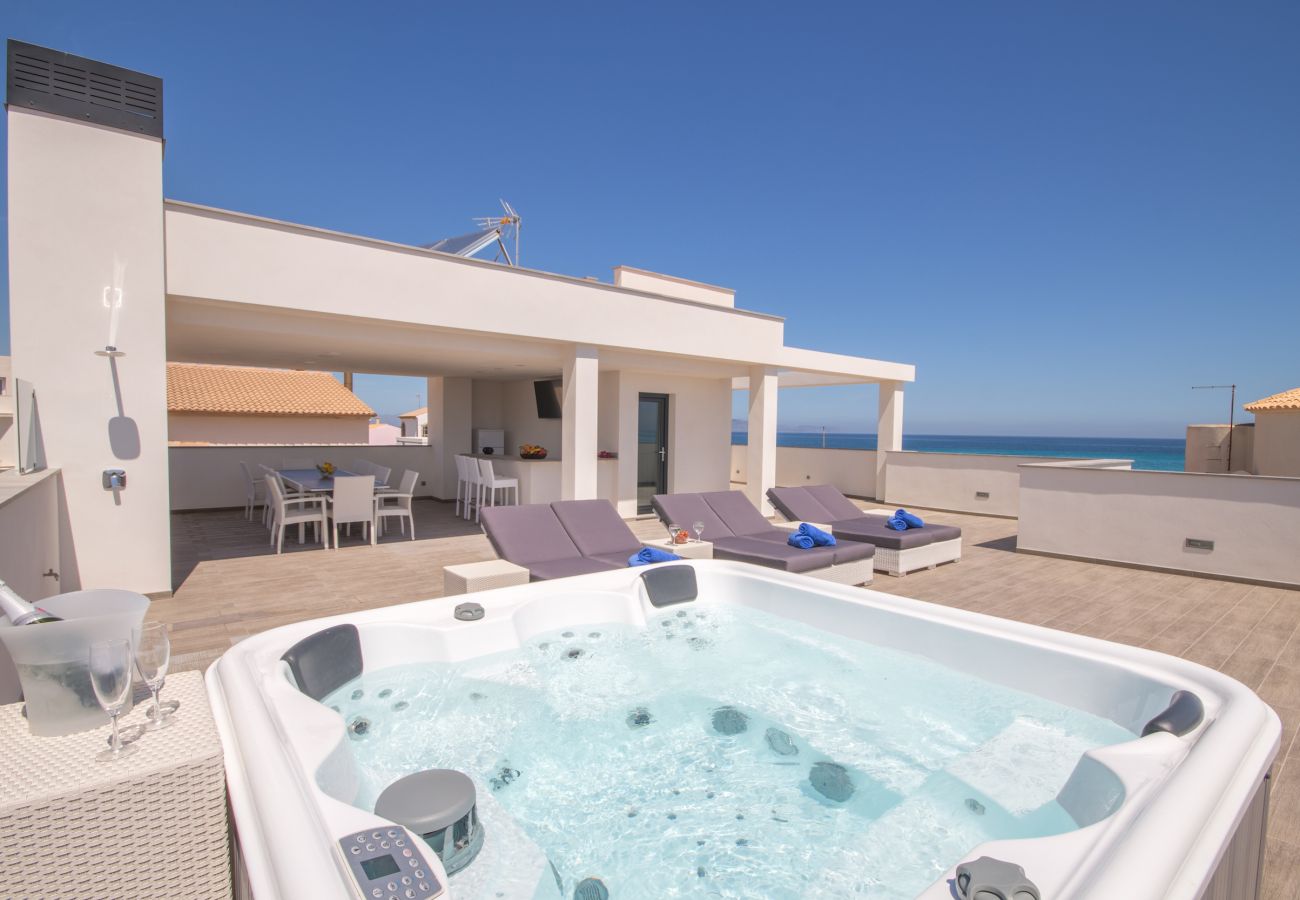 6 habitaciones dobles, 7 baños, AC, piscina, fitness, azotea con jacuzzi, sistema integrada de música/luz, bicicletas.