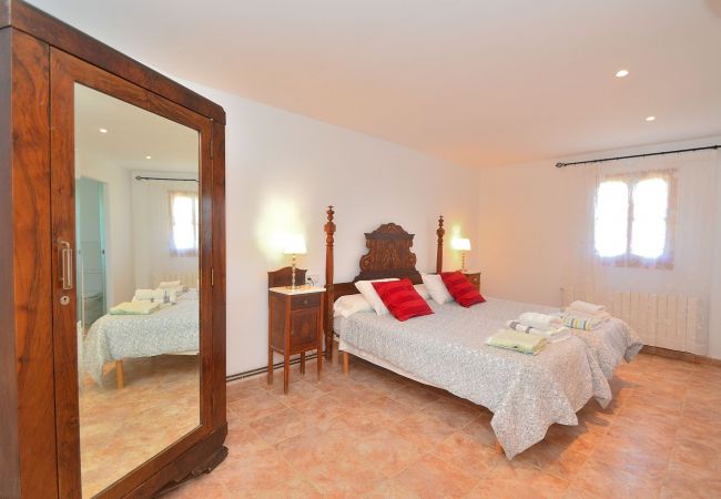 Precios: 265 € - 420 € por día Precios: 265 € - 420 € por día