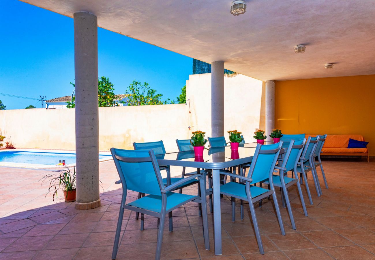 Terraza espaciosa, piscina y barbacoa