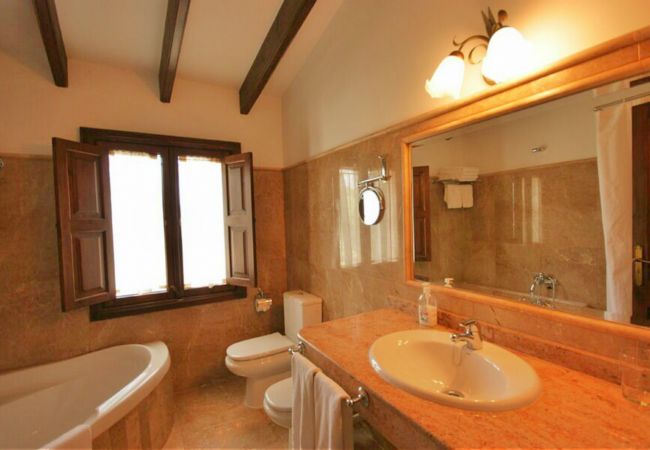 El baño de la finca en Petra tiene bañera El baño de la finca en Petra tiene bañera