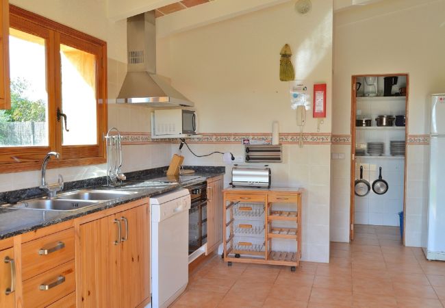 La finca consta de una gran cocina equipada con todos los electrodomesticos