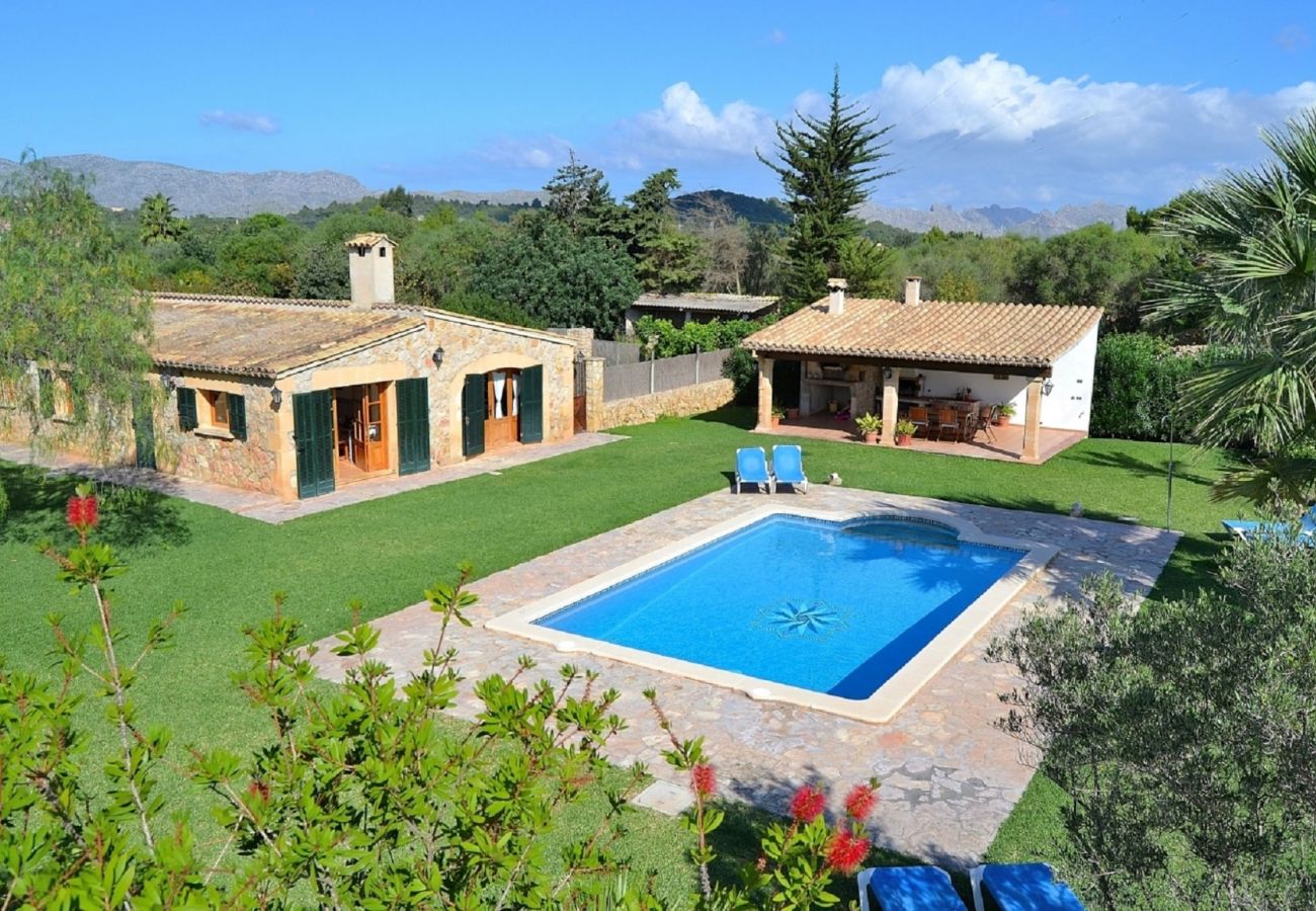 Vista aérea de la Finca Can Roig y su amplia piscina en Mallorca