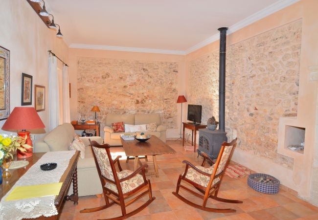 la casa esta construida de con piedras mallorquinas la casa esta construida de con piedras mallorquinas