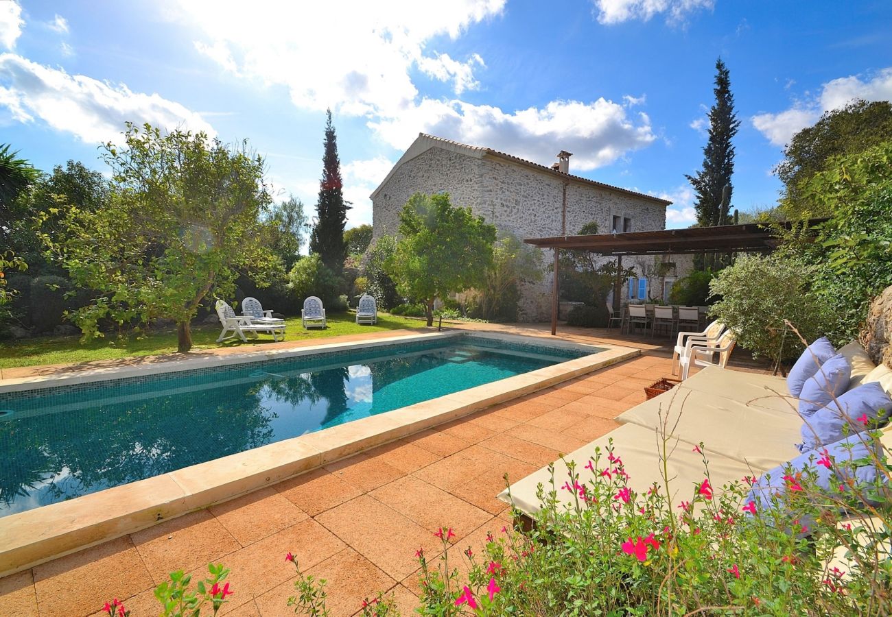 La finca para 8 personas tiene una gran piscina