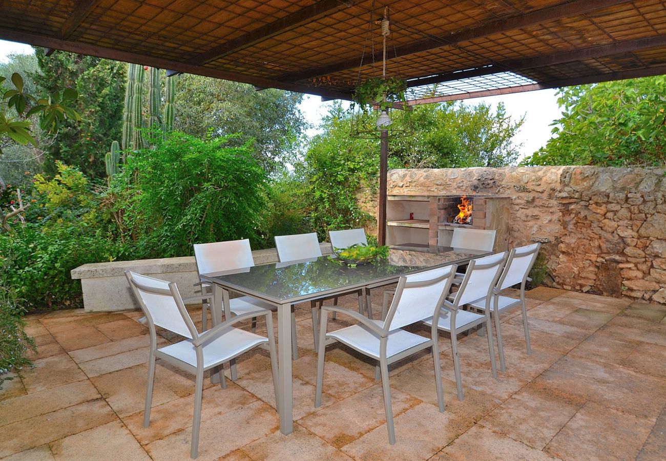 La finca consta de una terraza y de una piscina donde poder disfrutar de unas buenas vacaciones