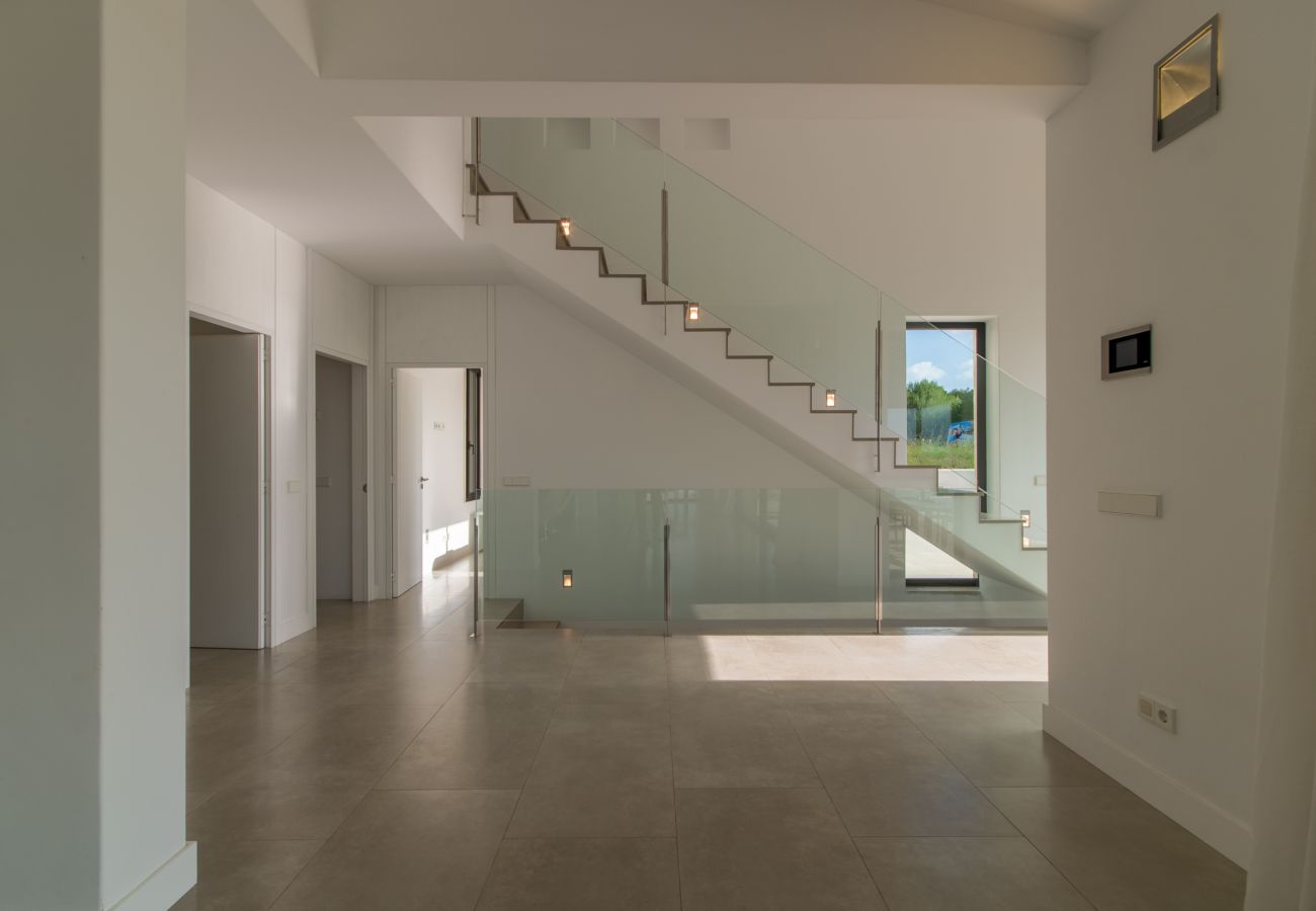 4 habitaciones dobles, 4 baños en suite, AC, WIFI gratuito, piscina con jacuzzi, ubicación entre Muro y Can Picafort