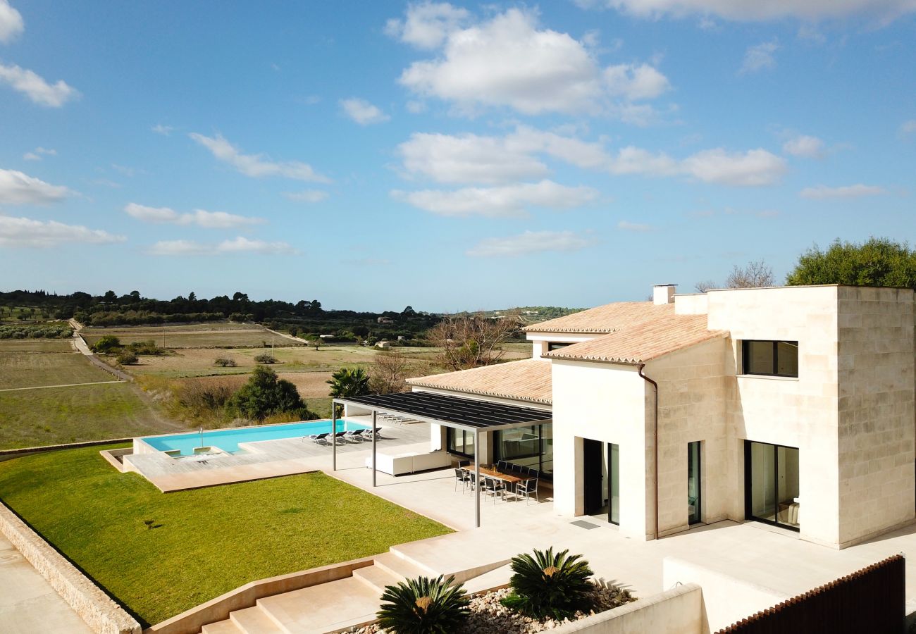 4 habitaciones dobles, 4 baños en suite, AC, WIFI gratuito, piscina con jacuzzi, ubicación entre Muro y Can Picafort
