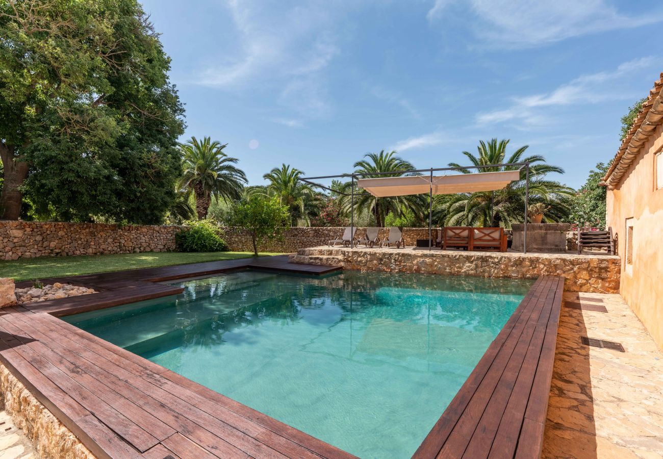 3 dormitorios, 4 baños, aire acondicionado, chimenea, gratis Wifi-Internet, piscina, barbacoa y terraza amueblada en jardín