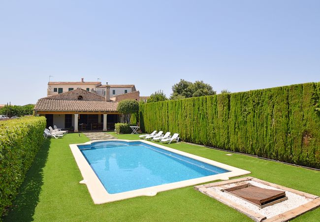 Piscina de Casa de pueblo en Llubi Mallorca para grupos grandes