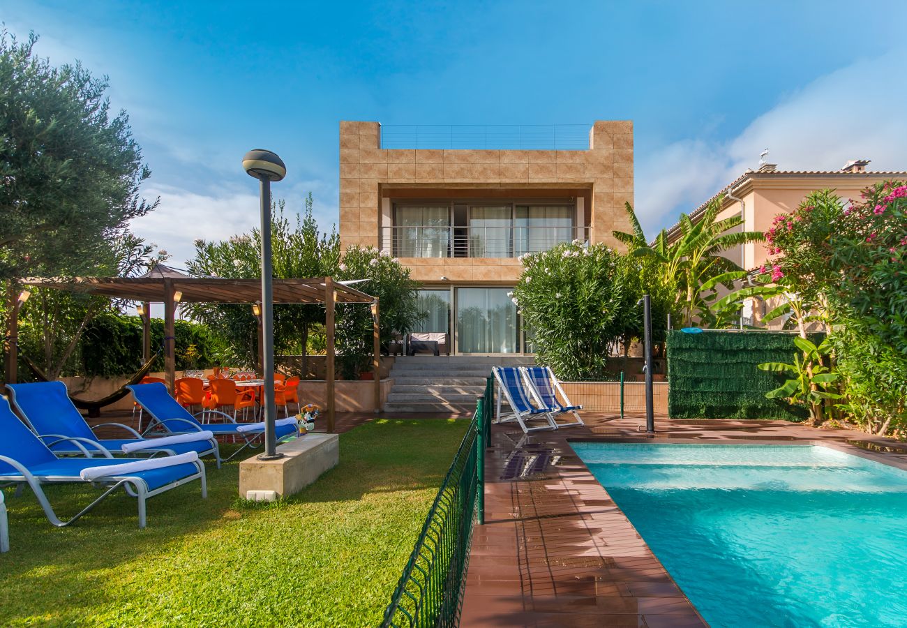 Villa Isabel en Mallorca con jardín exterior y piscina vallada