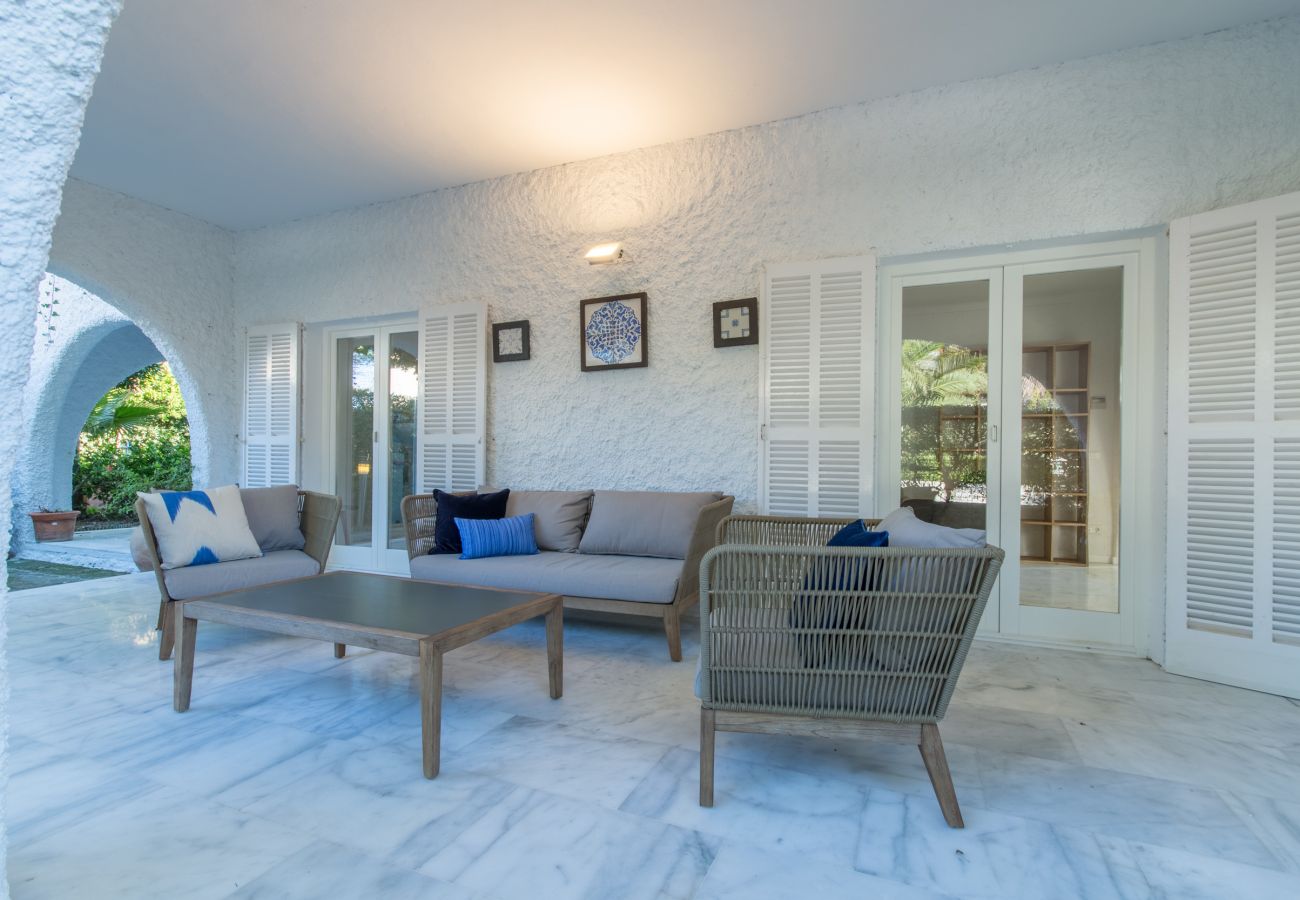 4 habitaciones dobles, 3 baños, baños al aire libre, AC, Internet Wifi gratuito, gran jardín con gran barbacoa y terraza