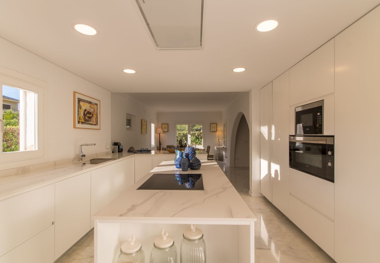 4 habitaciones dobles, 3 baños, baños al aire libre, AC, Internet Wifi gratuito, gran jardín con gran barbacoa y terraza.