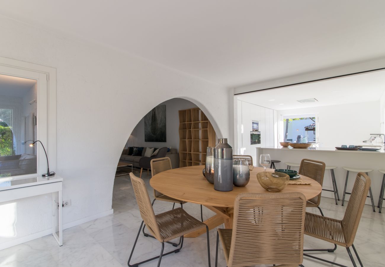 4 habitaciones dobles, 3 baños, baños al aire libre, AC, Internet Wifi gratuito, gran jardín con gran barbacoa y terraza.
