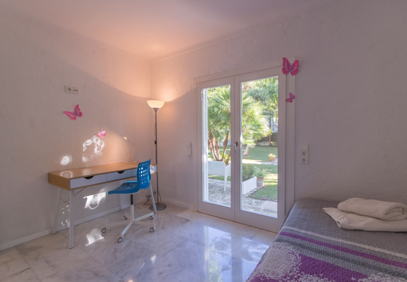 4 habitaciones dobles, 3 baños, baños al aire libre, AC, Internet Wifi gratuito, gran jardín con gran barbacoa y terraza.