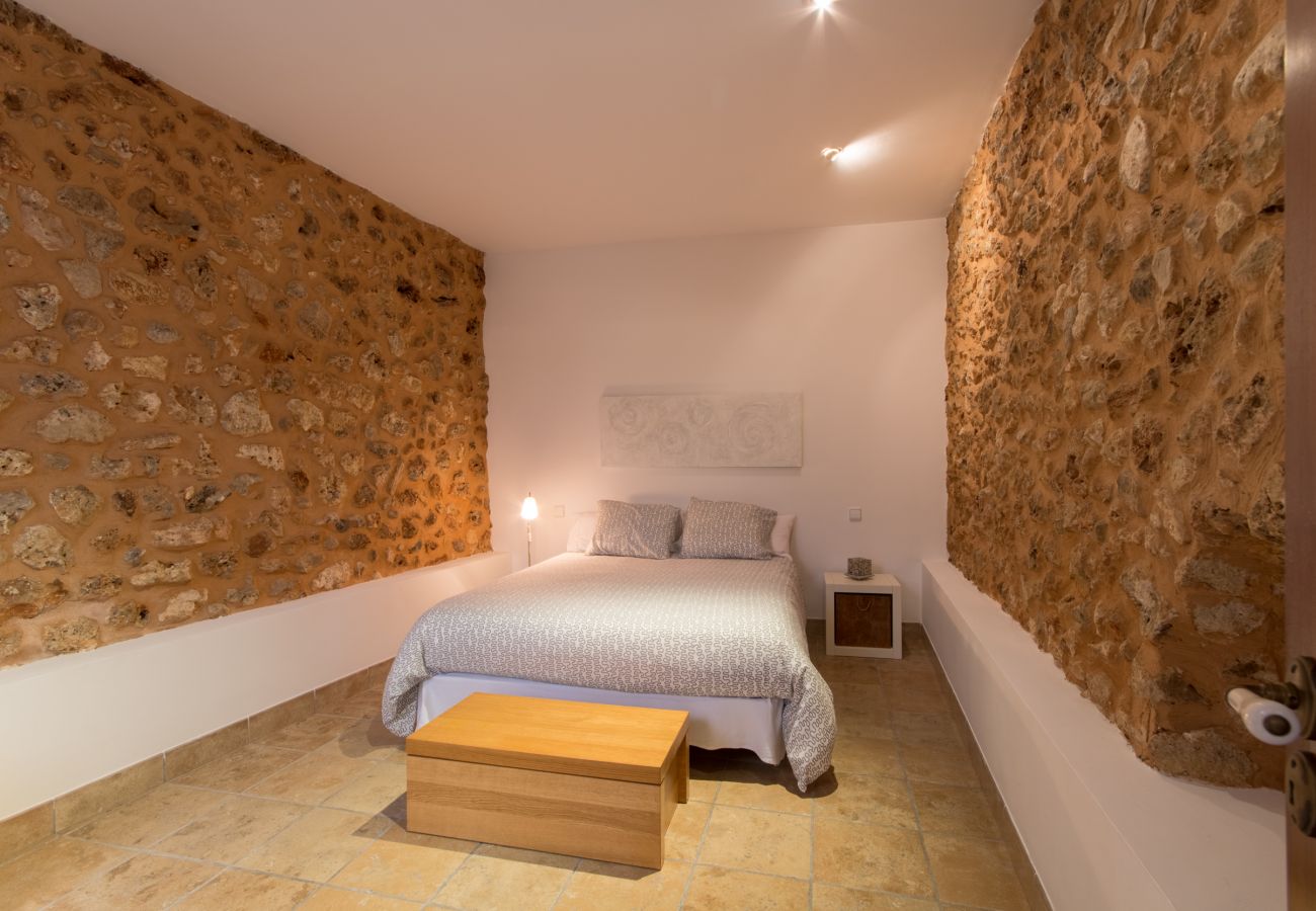3 habitaciones dobles, 1 baño completo, 1 aseo, aire acondicionado, gratis Wifi Internet, ideal para amantes de excursiones.