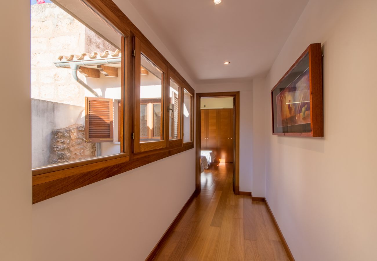 3 habitaciones dobles, 1 baño completo, 1 aseo, aire acondicionado, gratis Wifi Internet, ideal para amantes de excursiones.