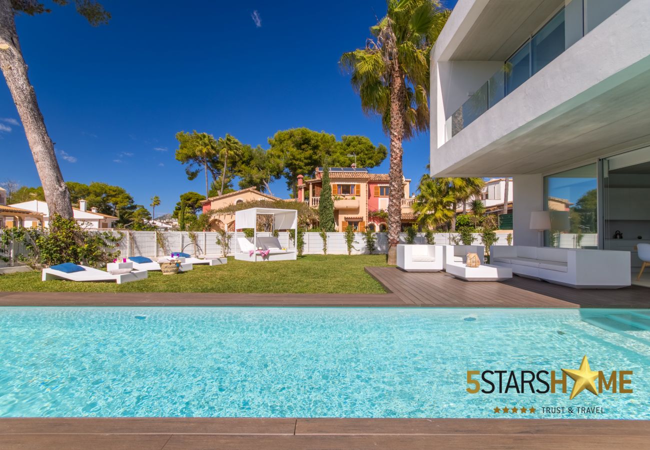 4 dormitorios dobles, 3 baños, jardín con piscina, barbacoa, WIFI gratuito, aire acondicionado y calefacción central. 