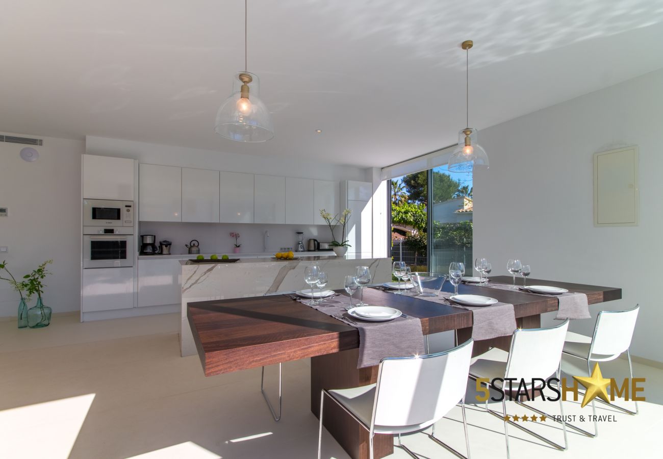 4 dormitorios dobles, 3 baños, jardín con piscina, barbacoa, WIFI gratuito, aire acondicionado y calefacción central. 