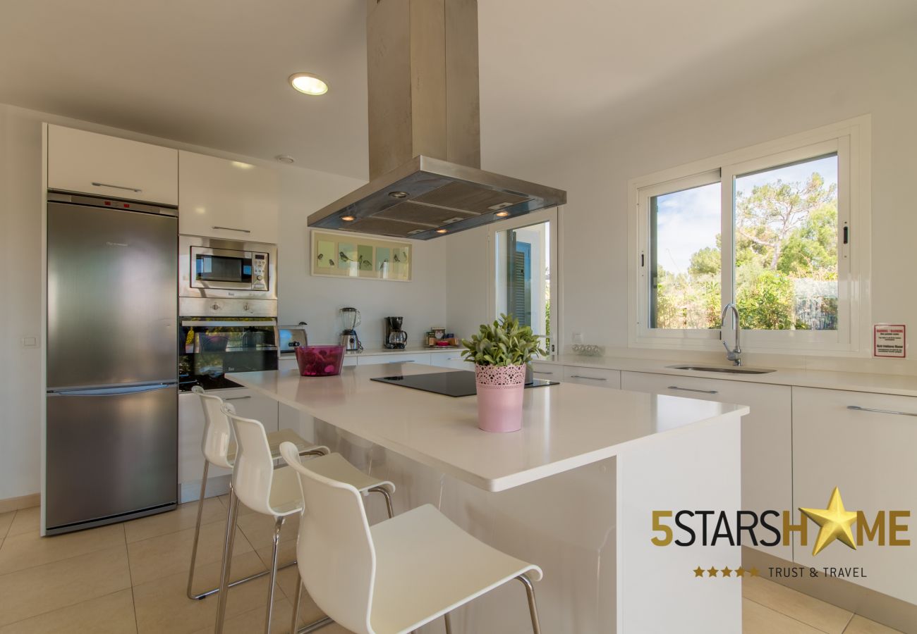4 dormitorios dobles, 4 baños,  jardín, piscina, BBQ, caja fuerte, WIFI, calefacción, parking aire libre, tv satelite. 