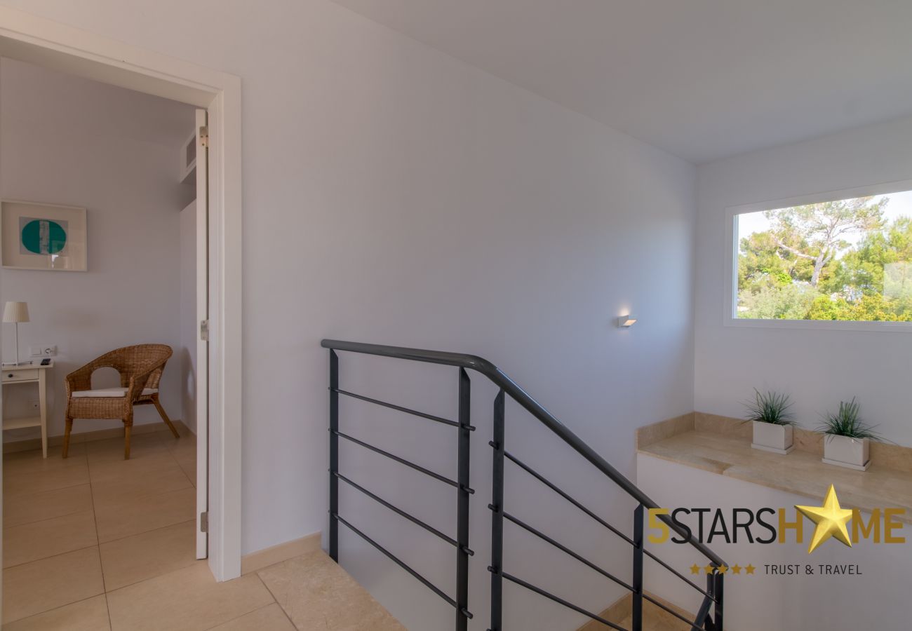 4 dormitorios dobles, 4 baños,  jardín, piscina, BBQ, caja fuerte, WIFI, calefacción, parking aire libre, tv satelite. 