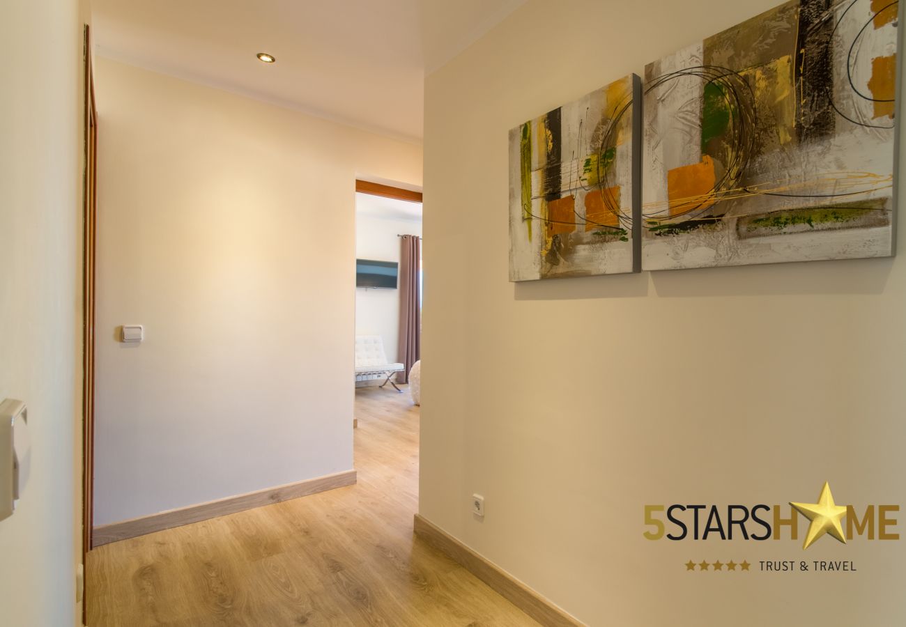 6 hab. dobles, 6 baños en suite, 1 b. adicional, AC, Wifi gratis, equipo de música, jardín, piscina, BBQ y zonas de relax.