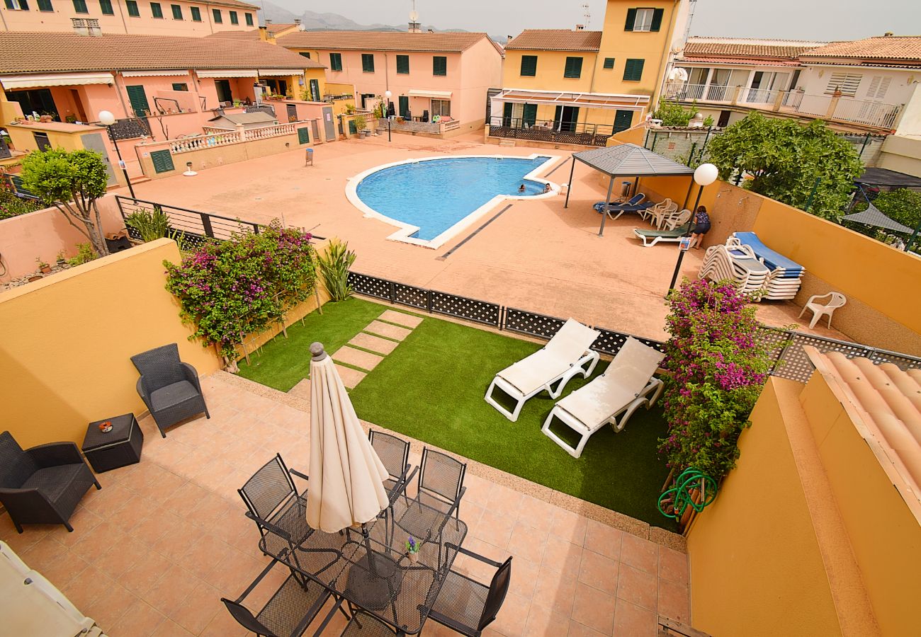 Foto piscina con terraza y jardines para vacaciones