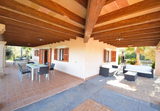 La villa de sineu consta de una amplia terraza La villa de sineu consta de una amplia terraza