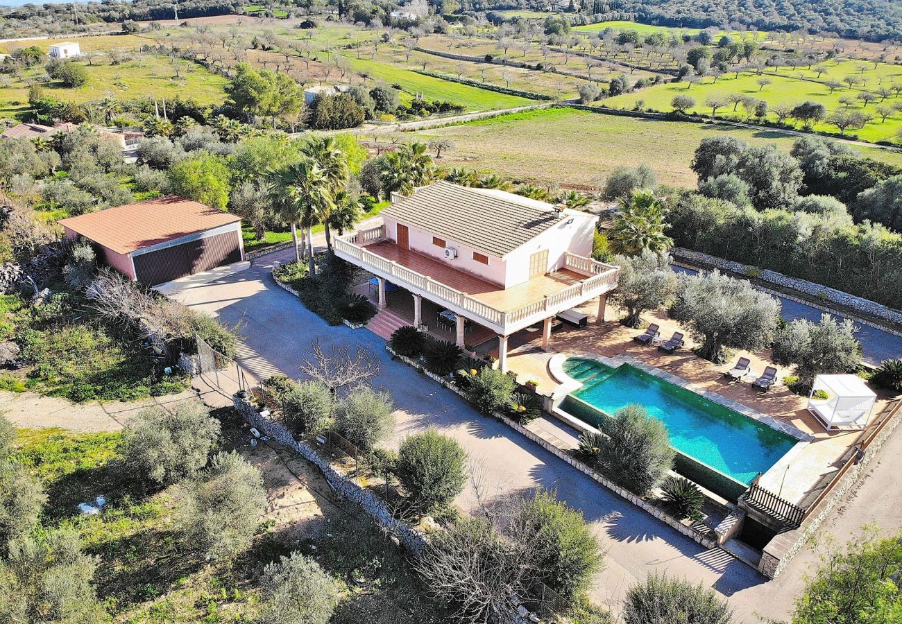 vista aerea de la villa en sineu y de su piscina