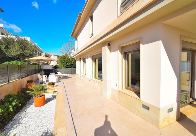 La villa de lujo tiene terrazas amplias La villa de lujo tiene terrazas amplias