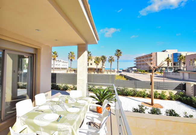 Terraza de la villa de lujo en can picafort Terraza de la villa de lujo en can picafort