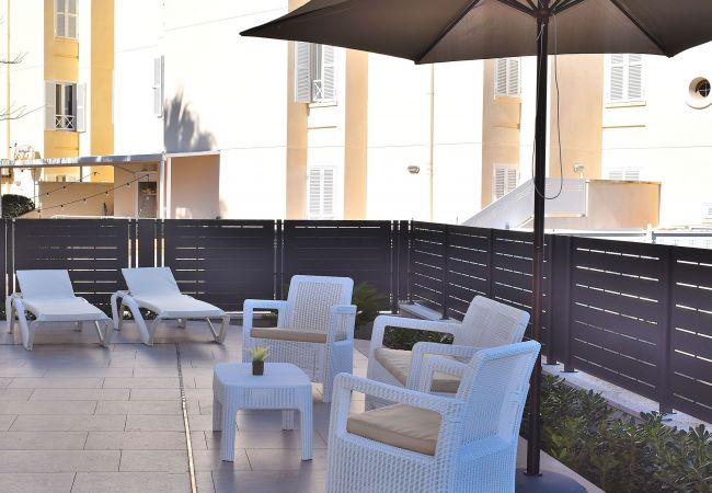 Terraza de la villa de lujo en can picafort Terraza de la villa de lujo en can picafort