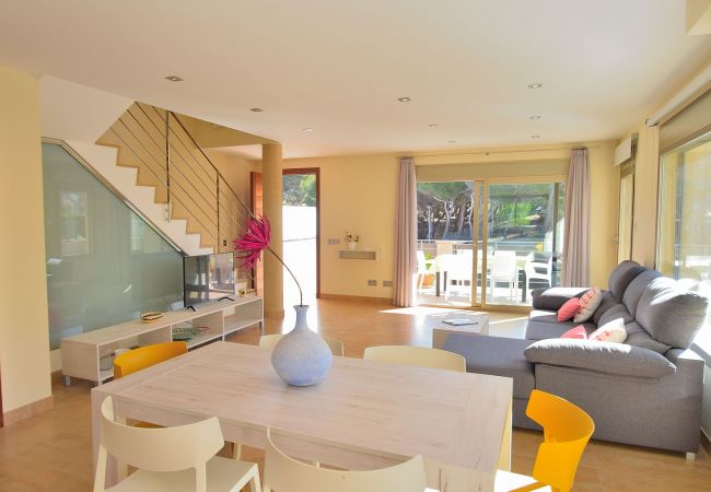salón comedor de la villa en de lujo en can picafort mallorca salón comedor de la villa en de lujo en can picafort mallorca