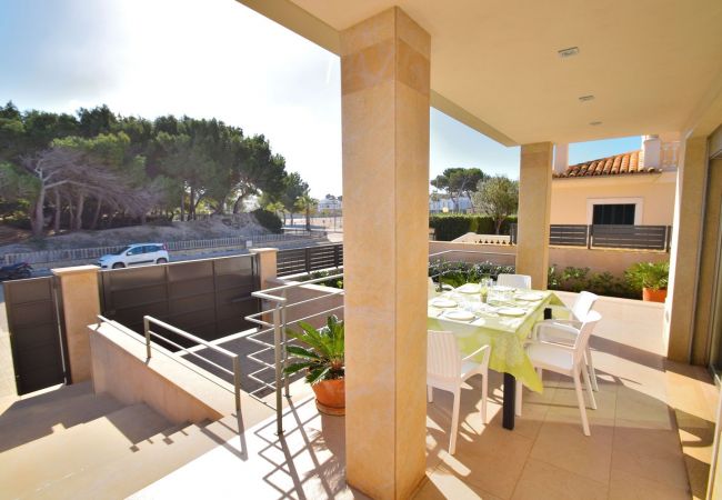 Terraza de la villa de lujo en mallorca can picafort Terraza de la villa de lujo en mallorca can picafort