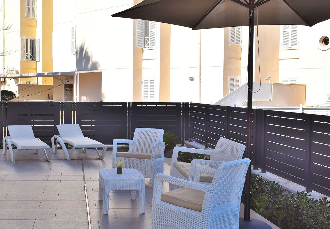 Terraza de la villa de lujo en can picafort Terraza de la villa de lujo en can picafort