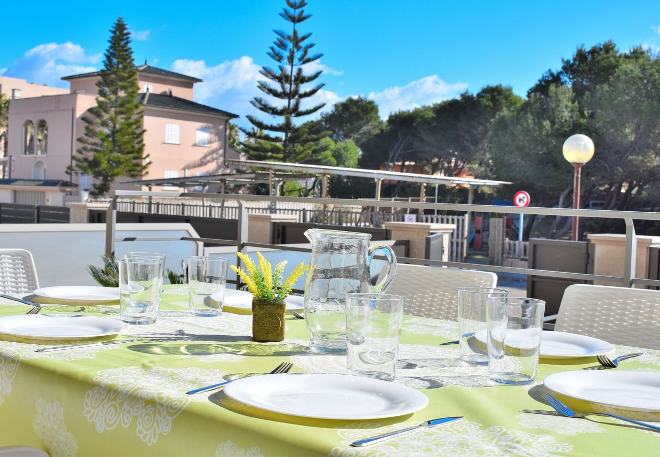 Terraza de la villa de lujo en mallorca can picafort Terraza de la villa de lujo en mallorca can picafort