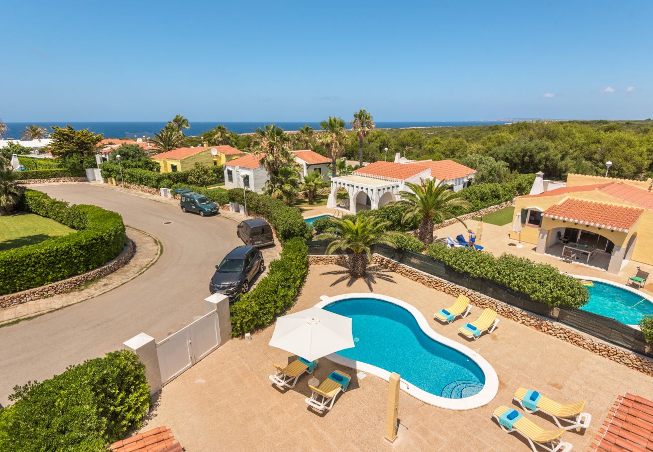 La villa Venus se encuentra en un entorno muy tranquilo de Menorca y cerca de la playa
