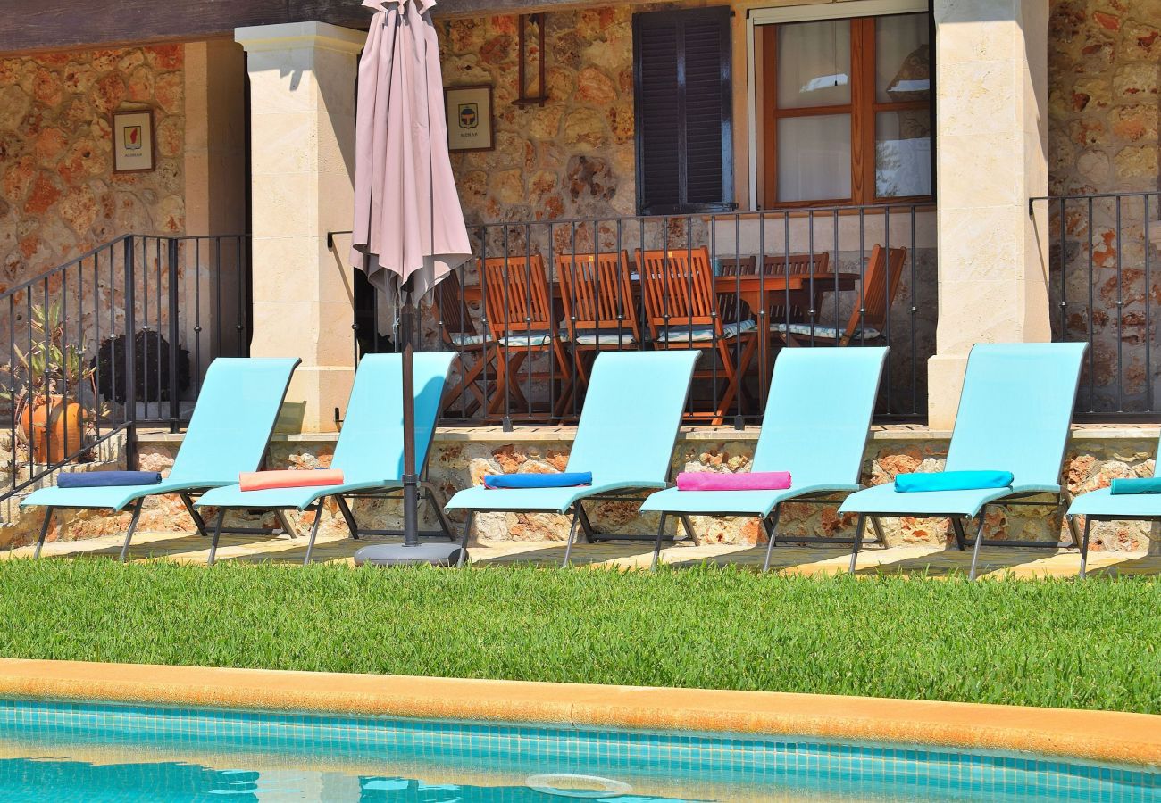 casa vacacional con hamacas al lado de la piscina 