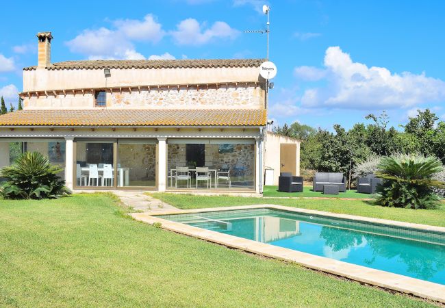 Casa vacacional rodeada de naturaleza, con piscina y jardin grande