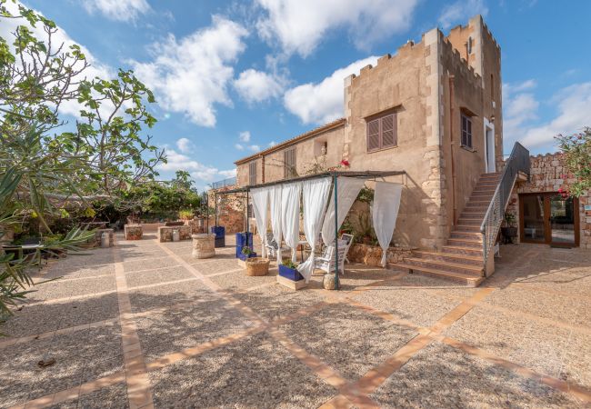 Casa rural en S´Alqueria Blanca - Finca Son Marimon (16 pax)