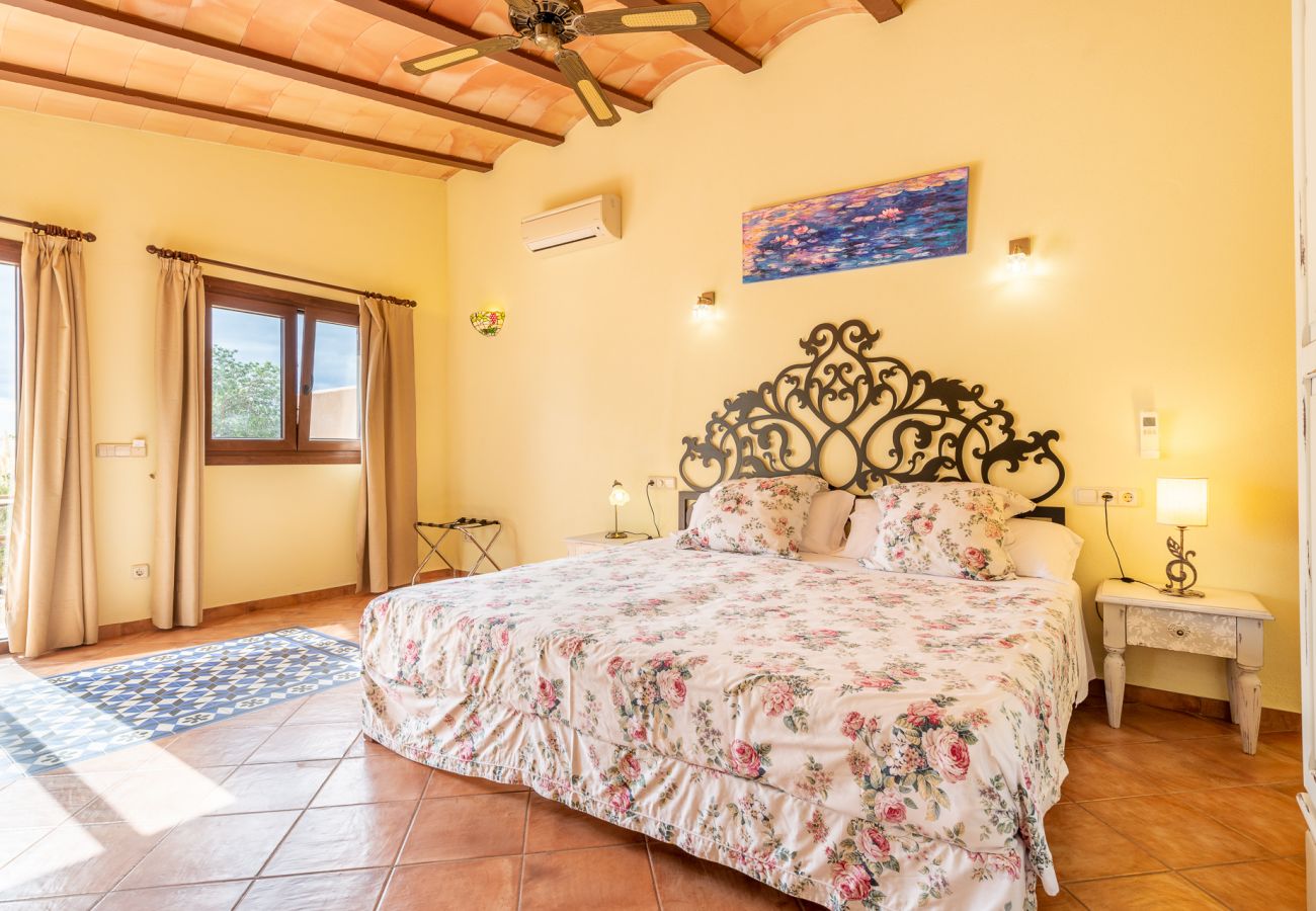Casa rural en S´Alqueria Blanca - Finca Son Marimon (16 pax)