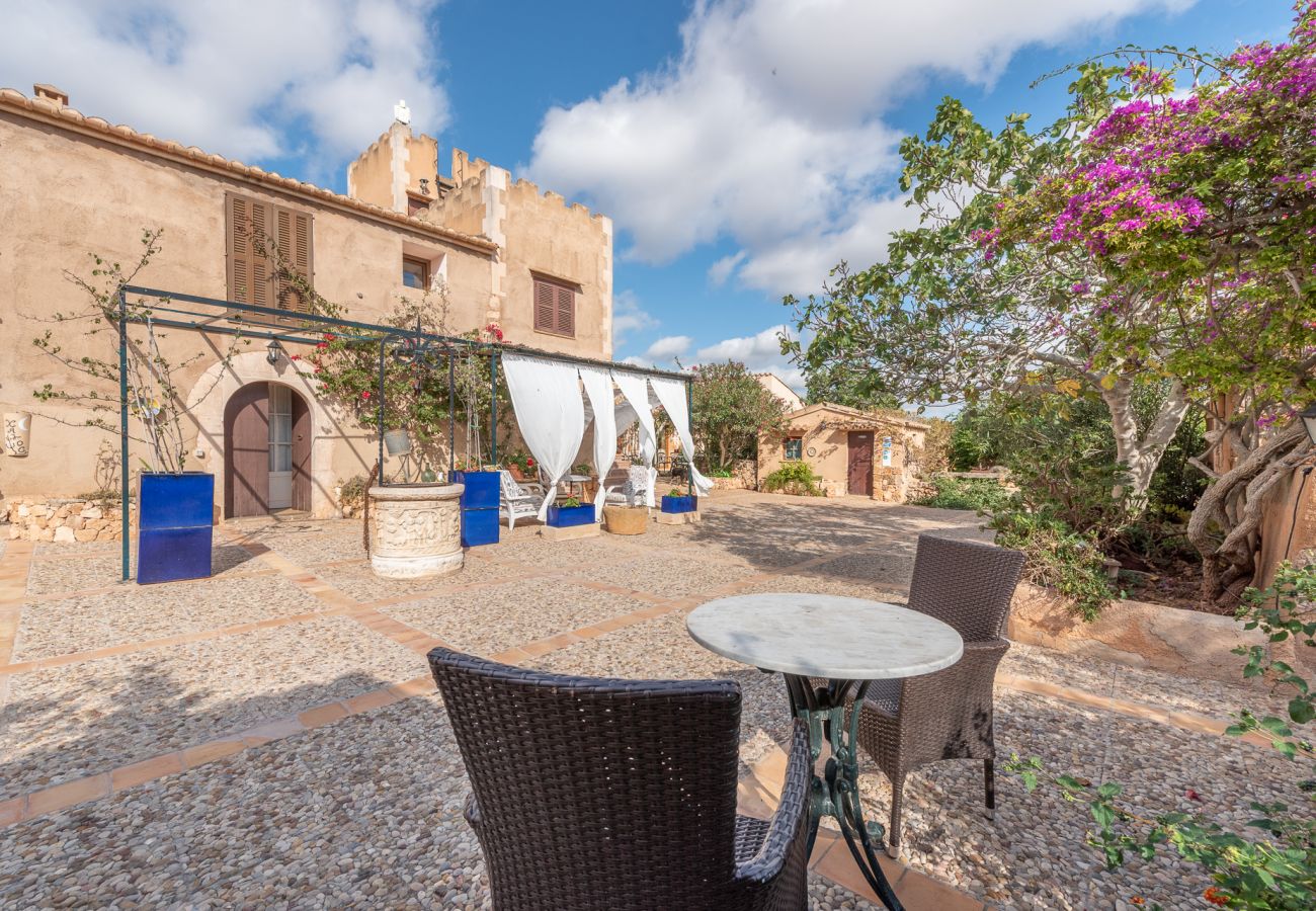 Casa rural en S´Alqueria Blanca - Finca Son Marimon (16 pax)