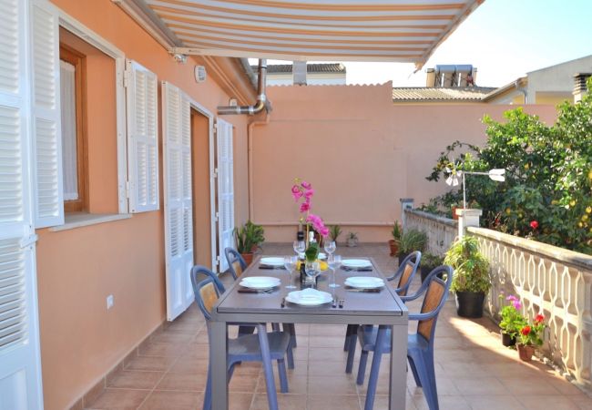 Das Ferienhaus ist ideal für 6 Personen. Das Ferienhaus ist ideal für 6 Personen. Es hat eine Terrasse mit viel Platz