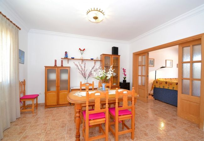 Das Wohnzimmer des Ferienauses ist geräumig und hell Das Wohnzimmer des Ferienauses ist geräumig und hell