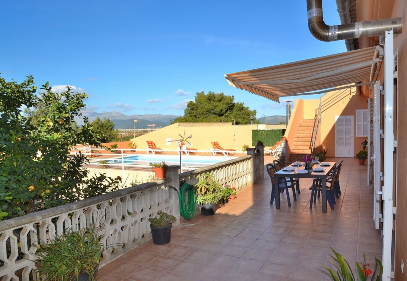 Das Ferienhaus ist ideal für 6 Personen. Das Ferienhaus ist ideal für 6 Personen. Es hat eine Terrasse mit viel Platz