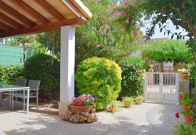 Foto einer Terrasse mit einem Garten in der Natur 