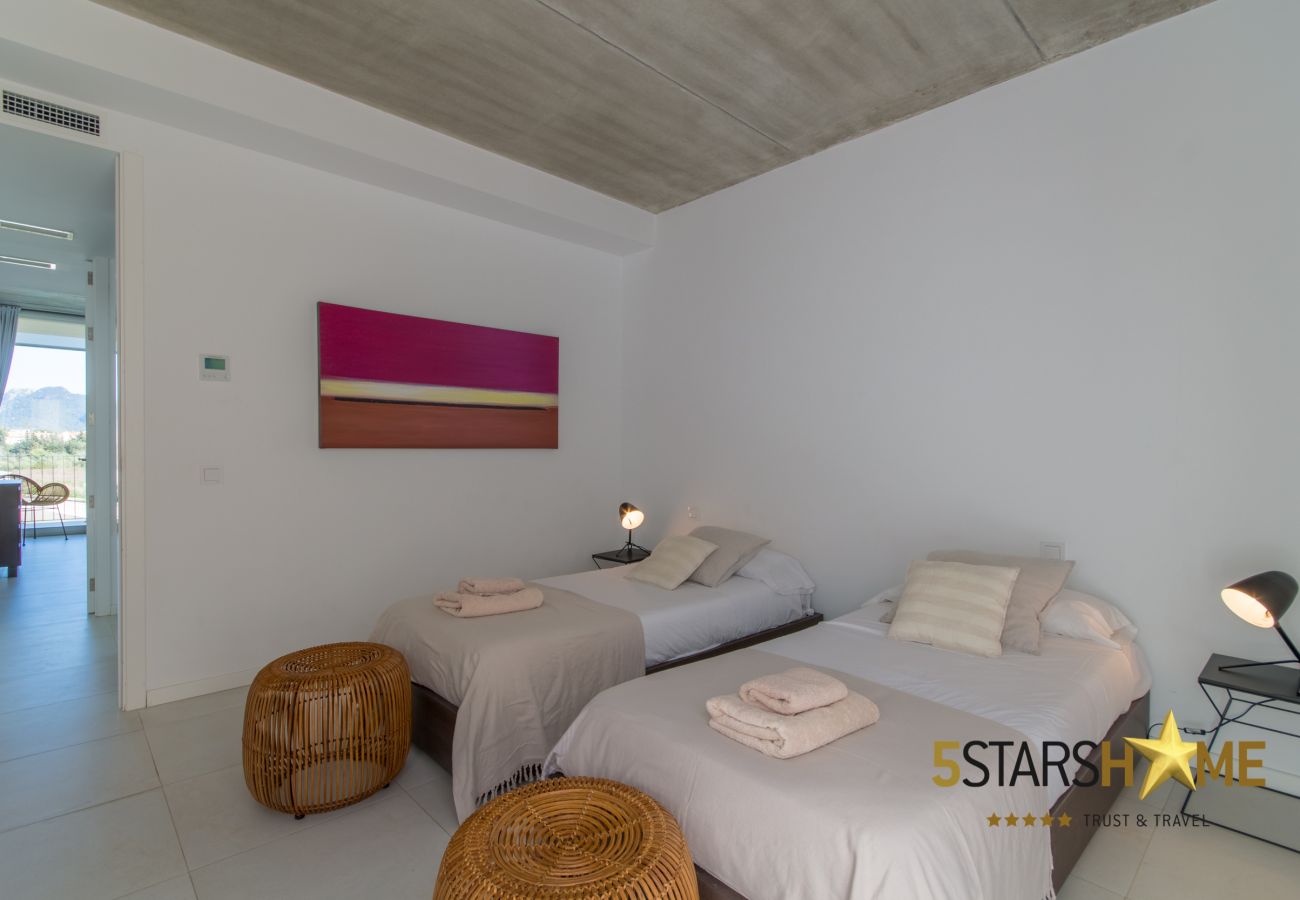 5 Doppelschlafzimmer, 4 Badezimmer, Garten, Pool, Terrasse, Grill, Internetzugang (wifi), Zentralheizung, Klimaanlage, Sat-TV