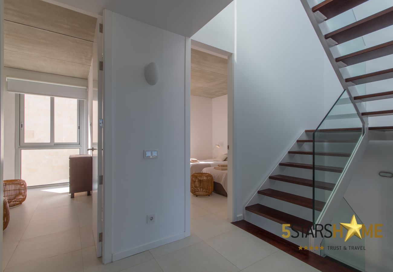 5 Doppelschlafzimmer, 4 Badezimmer, Garten, Pool, Terrasse, Grill, Internetzugang (wifi), Zentralheizung, Klimaanlage, Sat-TV